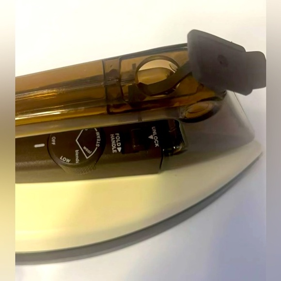 Black & Decker Stowaway Travel Iron Steam & Dry w/ Folding Handle 1988 Vintage - Picture 5 of 7